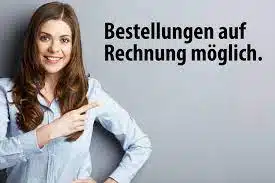 Frau zeigt auf Rechnungen Frau zeigt auf "Bestellungen auf Rechnung möglich".