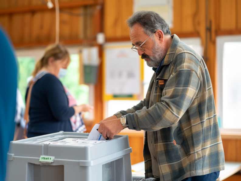 kommunalwahl-stimmzettelumschlag-im-wahllokal